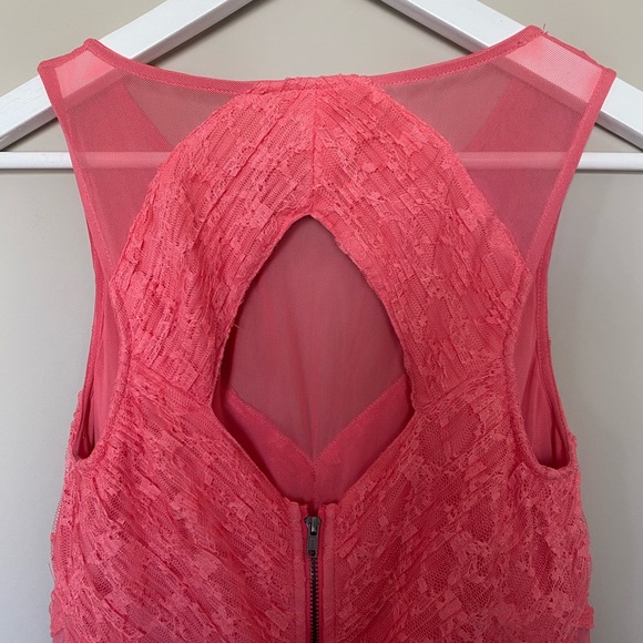 GUESS Coral Crinkle Lace Dress - Picture 6 of 6